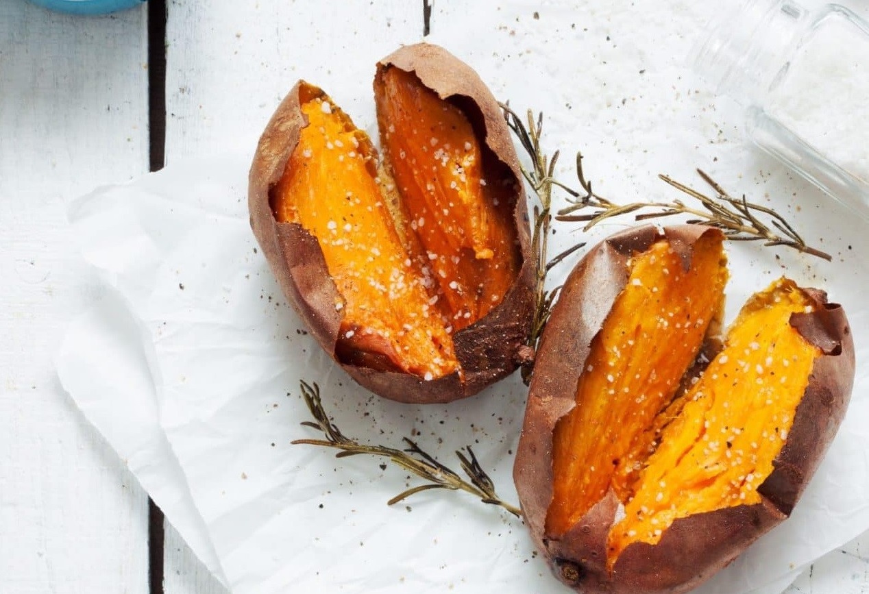 Khoai nướng nóng hổi là món ăn vặt được yêu thích vào mùa đông Khoai nướng nóng hổi là món ăn vặt được yêu thích vào mùa đông